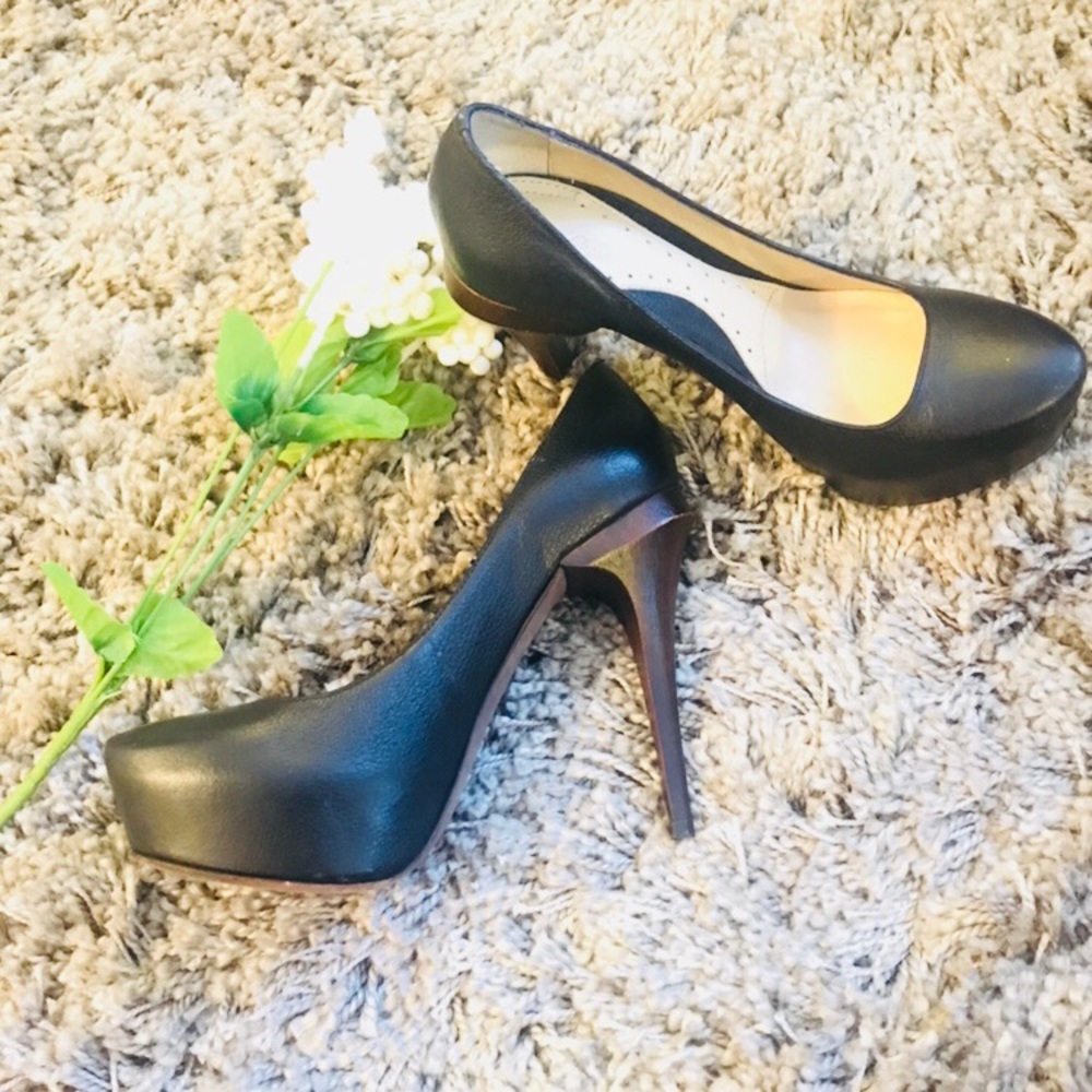BCBG Max Azria  women’s PUMPS